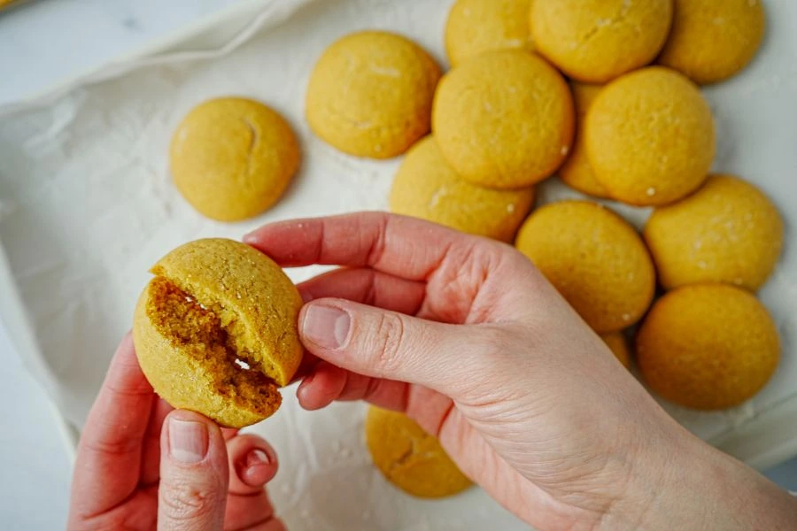 Person breaking a fiber-rich cookie